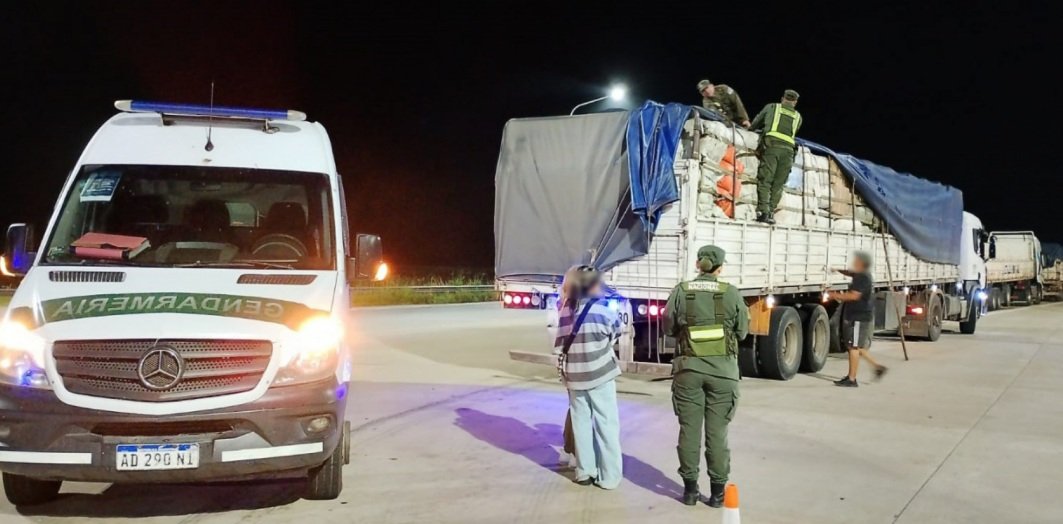 Un camión llevaba $2 mil millones en mercadería ilegal hacia Buenos Aires: qué encontraron en la carga - Image 2