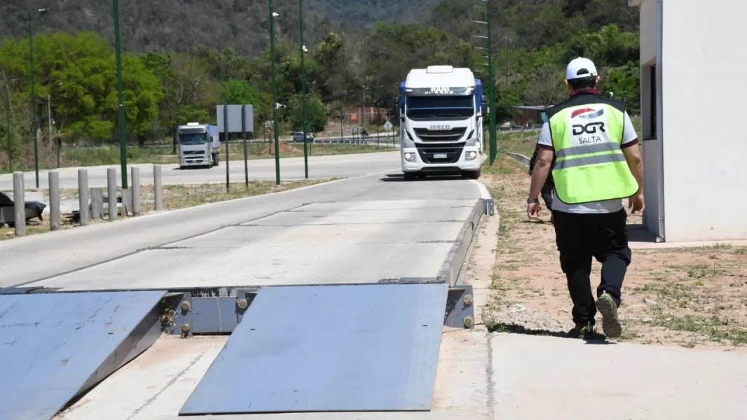 Camión ingresando al puesto de control